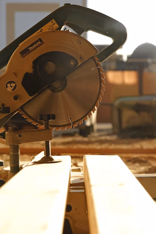 Carpenter's saw in action